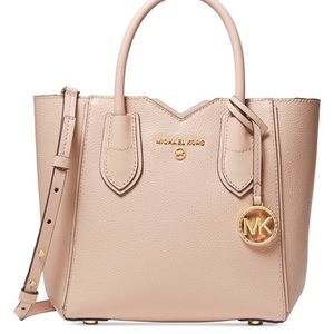Firm✨Michael Kors Mae small messenger bag